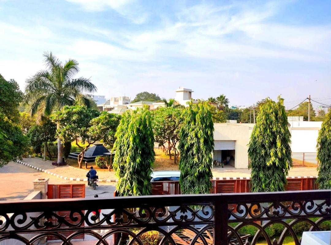When In Gurgaon - Artemis Hospital 1 Min Walk, Fortis & Medanta 4 Mins Drive Екстериор снимка